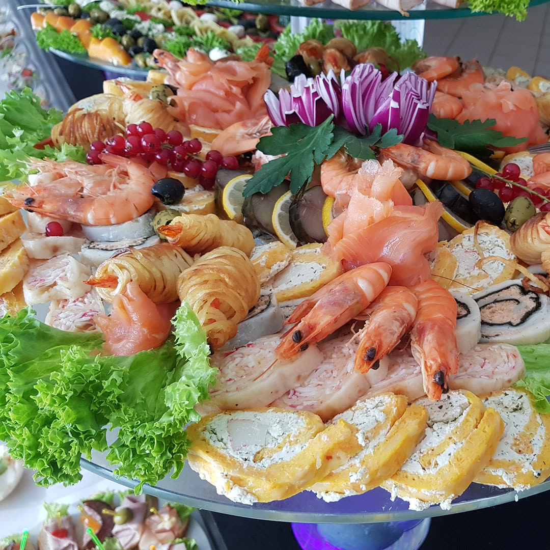 Buffetplatte mit Garnelen und Lachs