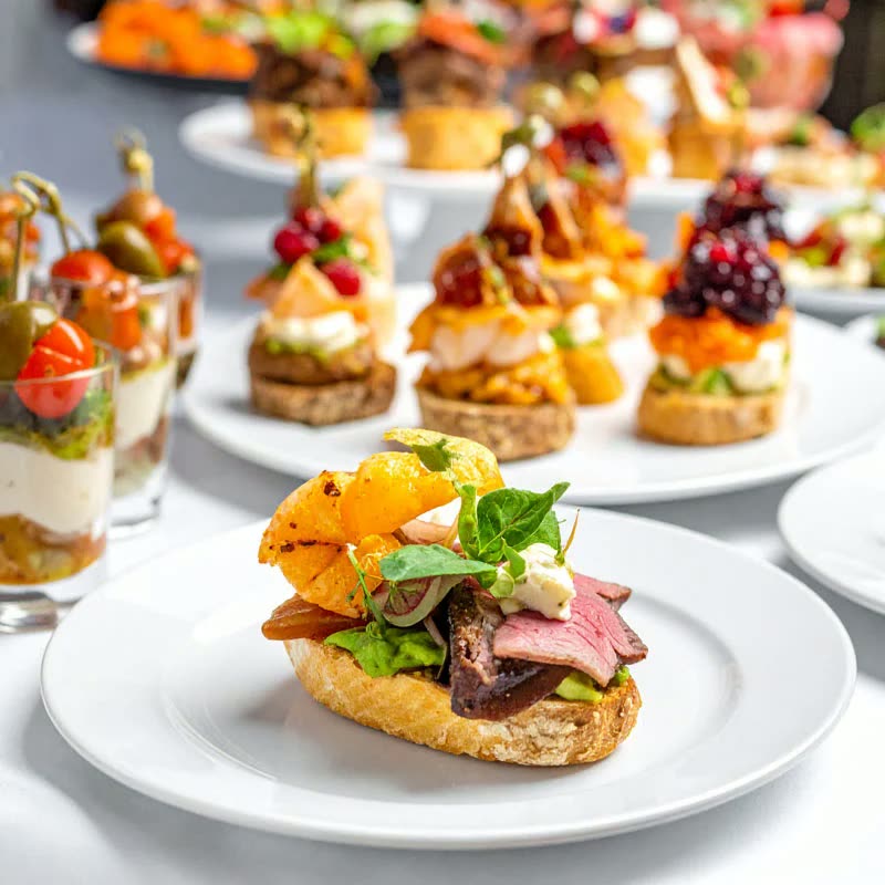 Canapés mit Lachs, Tomate und Kräutern