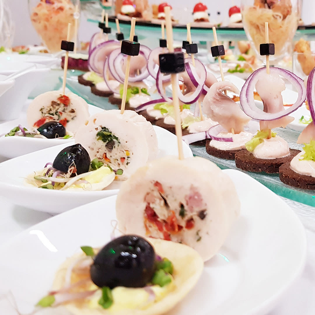 Angerichtete Vorspeisenteller auf dem Buffet