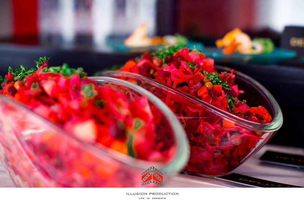 Frische Salate in Glasschalen