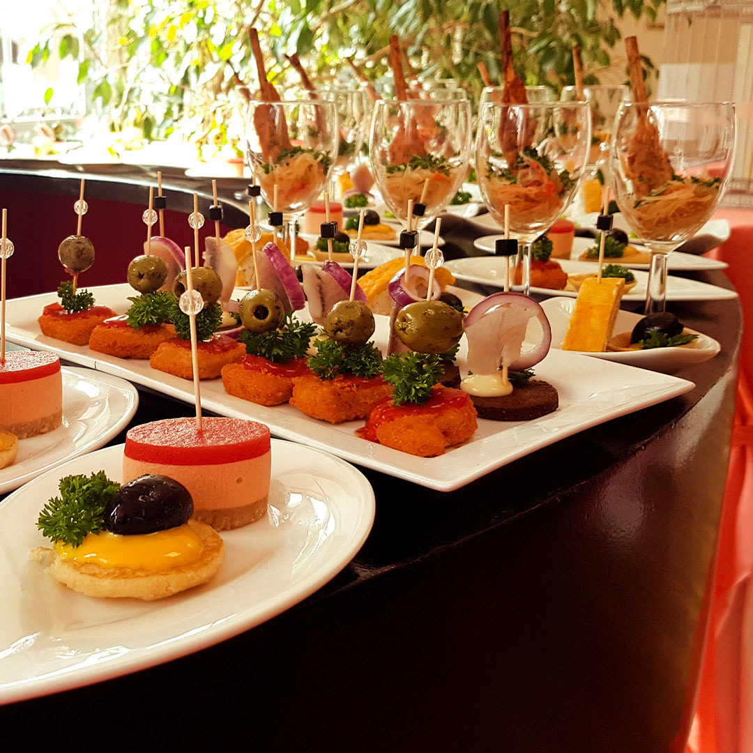 Farbige Häppchen und Tartelettes