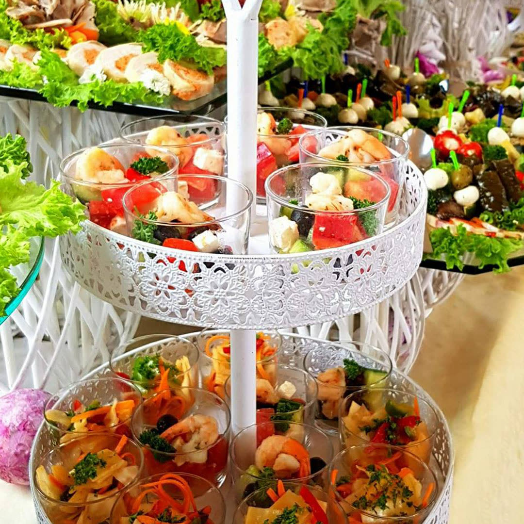 Etagere mit Fingerfood und Salaten