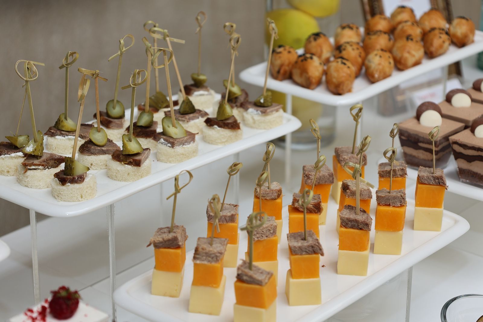 Fingerfood-Etagere mit Häppchen am Spieß