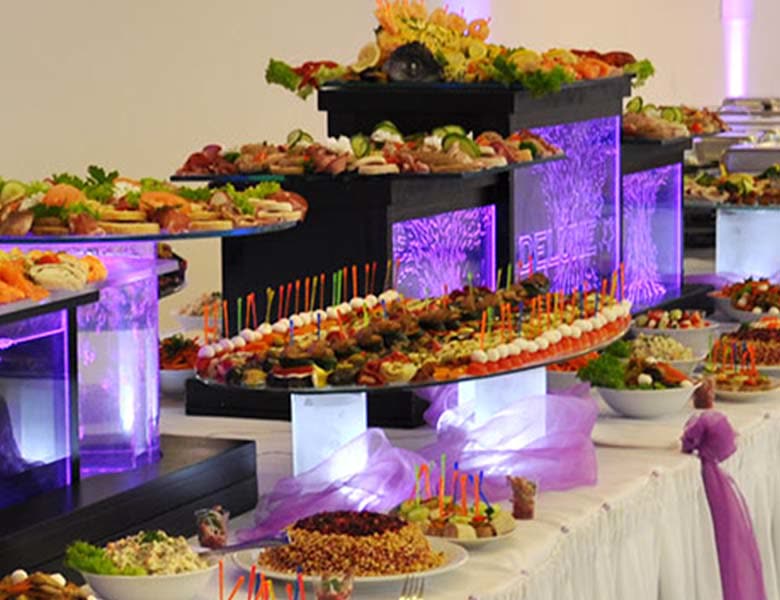 Hochzeitsbuffet mit Etageren und Lichtinszenierung