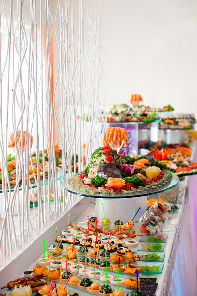 Etagere mit Fingerfood zum Sektempfang