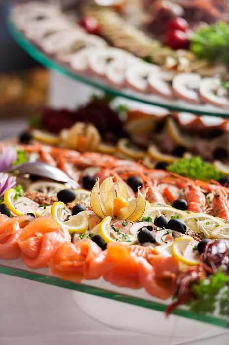Kalte Platte mit Lachs und Garnelen