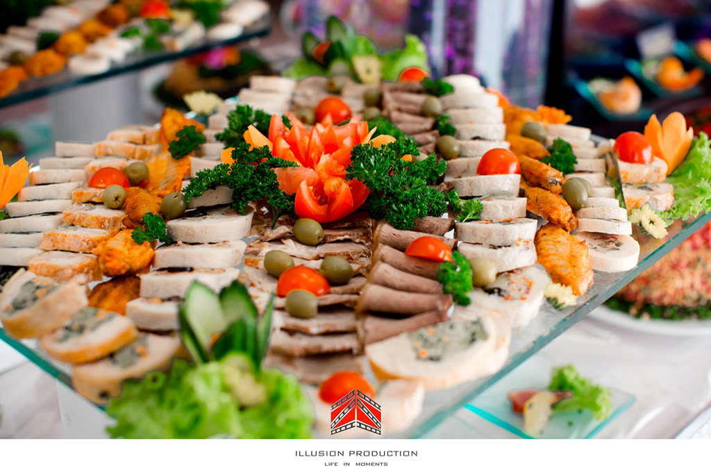 Große Fleisch- und Geflügelplatte auf dem Buffet