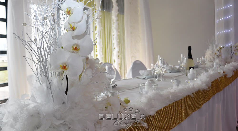 Weiße Buffetdekoration mit Orchideen