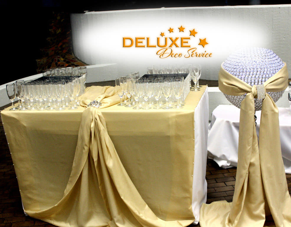 Buffet in Champagner-Gold eingedeckt