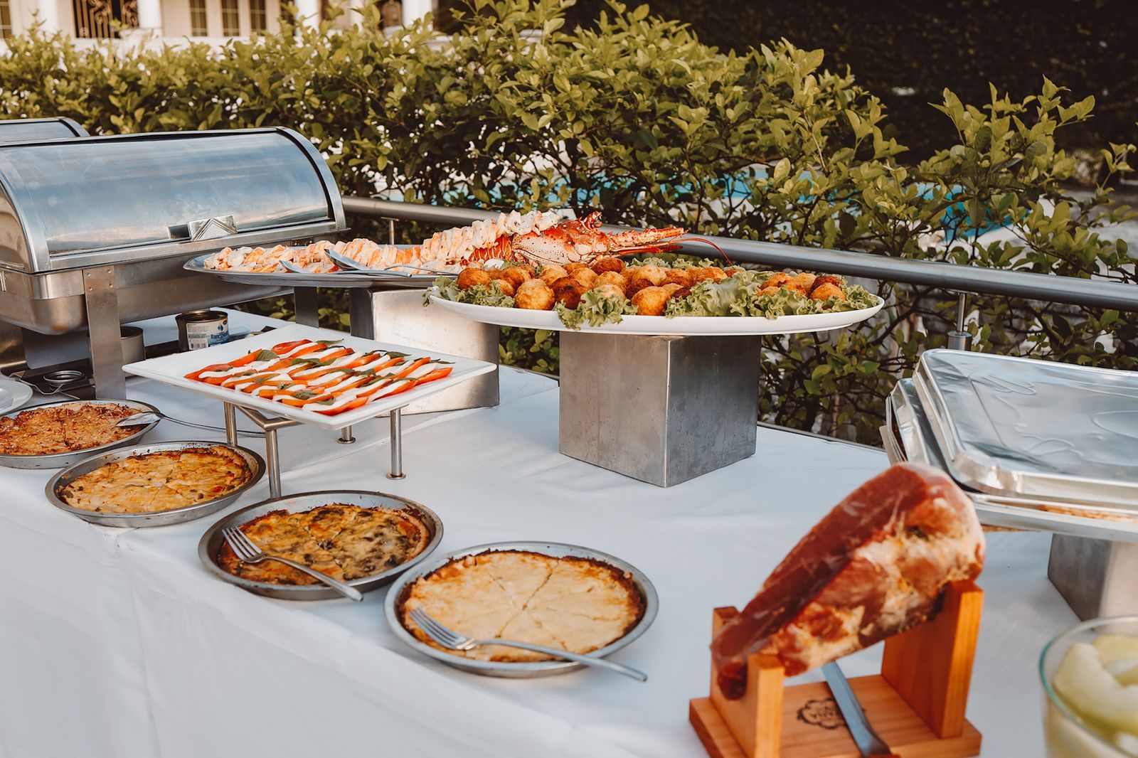 Reich gedecktes Buffet mit Vorspeisen und Platten