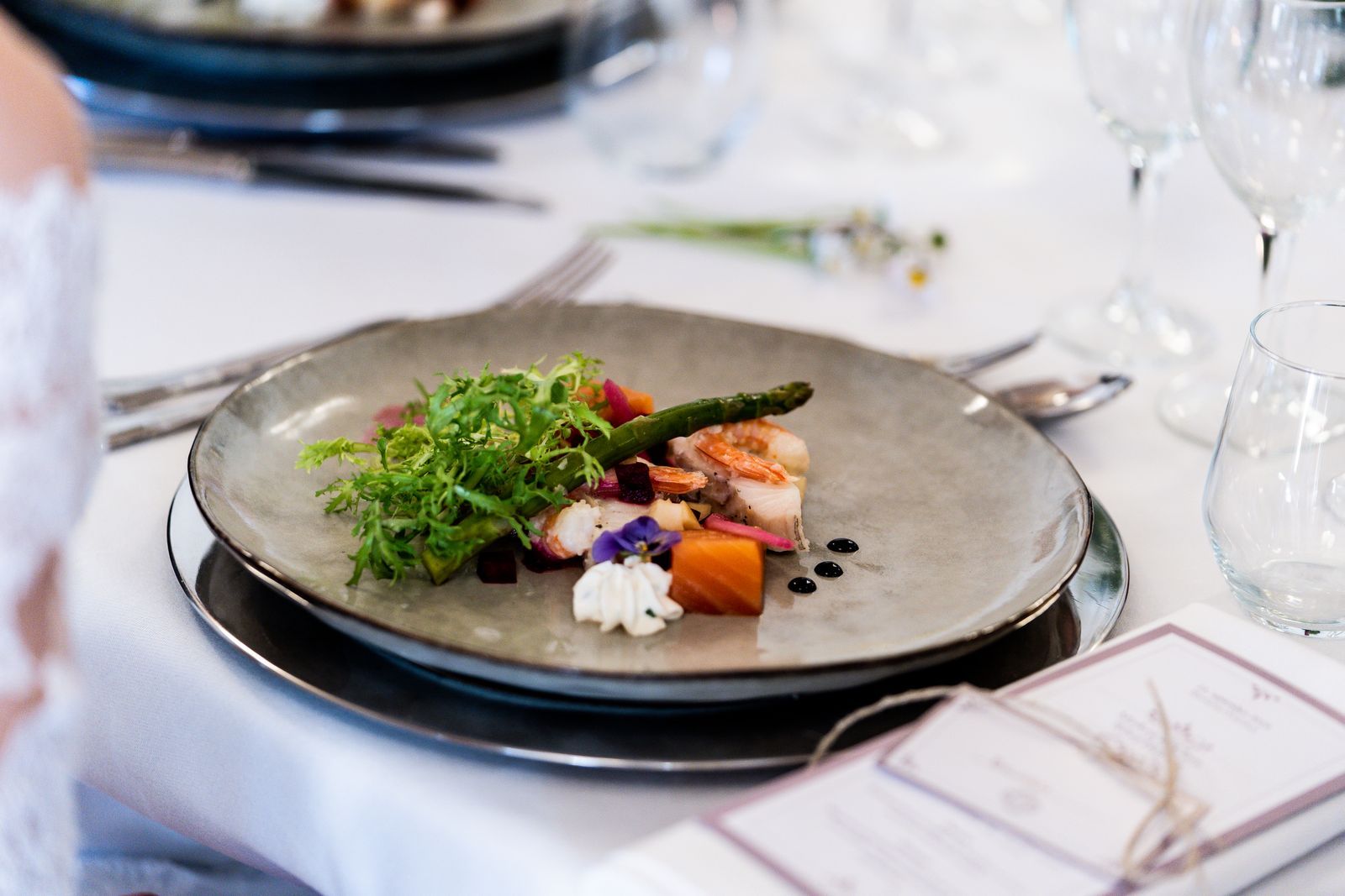 Elegant angerichteter Gourmet-Teller auf der Festtafel