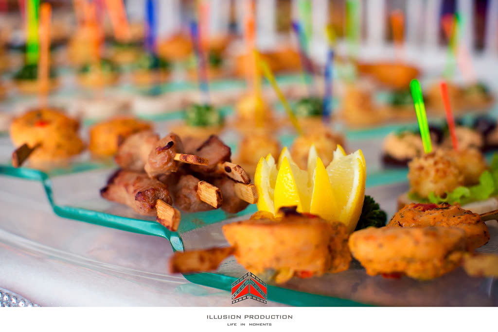 Warme Fingerfood-Auswahl auf dem Buffet