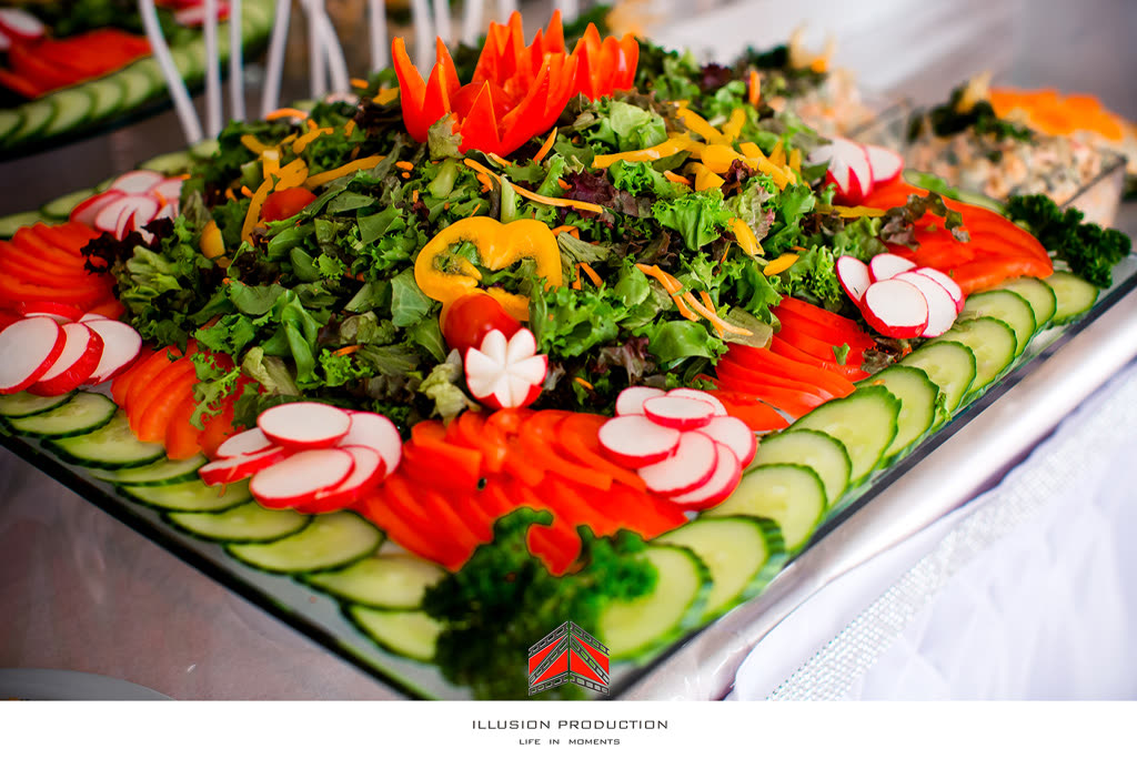 Vorspeisenplatte mit Salat und Gemüsedekor