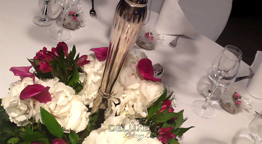 Blumengesteck mit Rosen und Kerzen