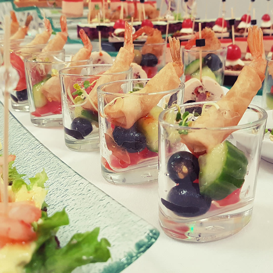 Fingerfood-Gläser mit Garnelen und Obst