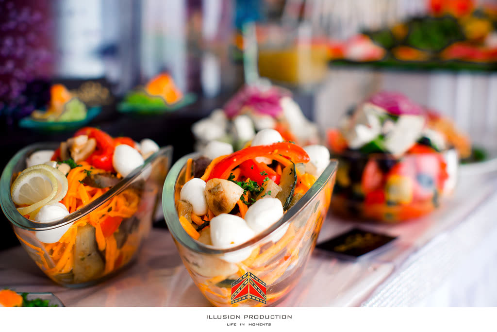 Salatbar mit Schalen und Frischkäse-Kugeln