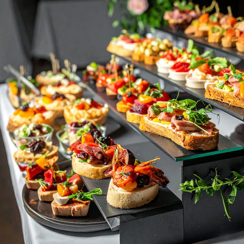 Fingerfood-Auswahl auf dunkler Schieferplatte