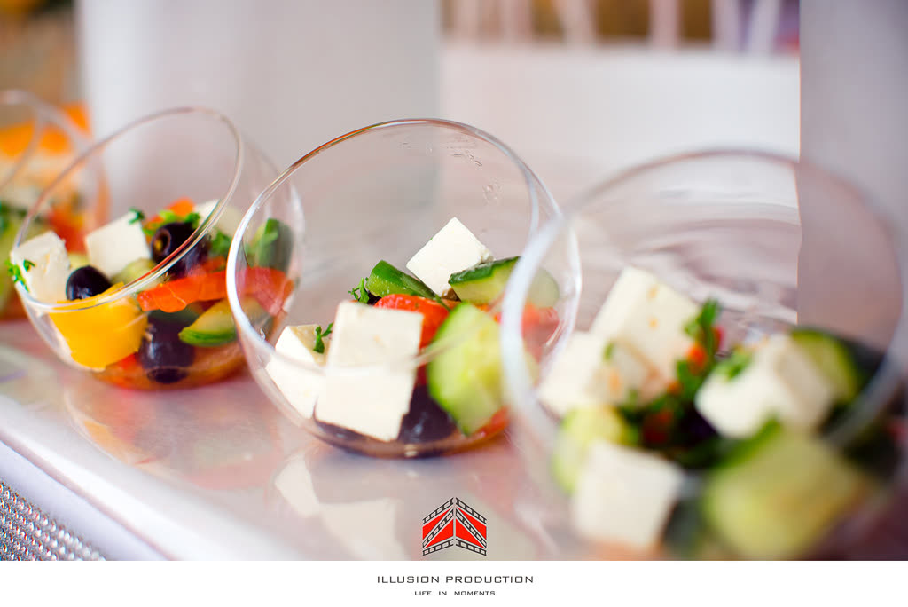 Fingerfood-Gläser mit Feta, Gurke und Tomate