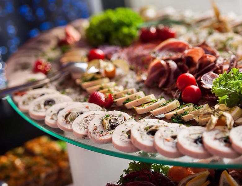 Rundes Buffet mit Aufschnitt, Käse und Obst
