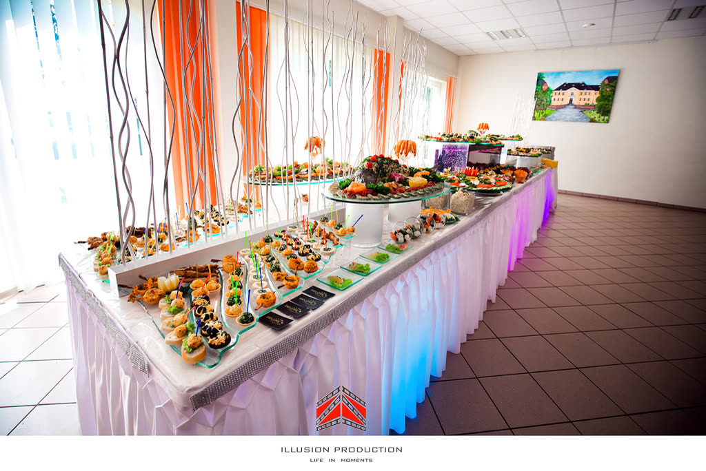 Lange Hochzeitstafel mit Buffet im festlichen Saal