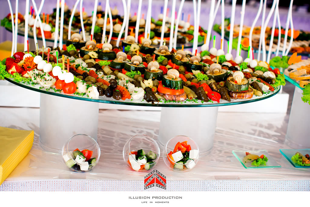 Fingerfood-Gläser und Canapés auf weißer Etagere