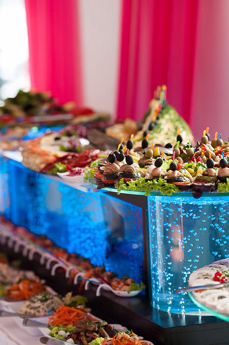 Buffet mit farbiger Lichtinszenierung