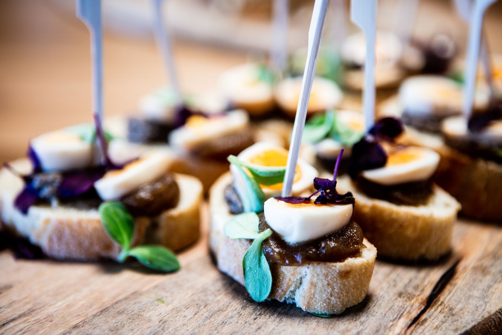 Bruschetta und Canapés auf Holzbrett