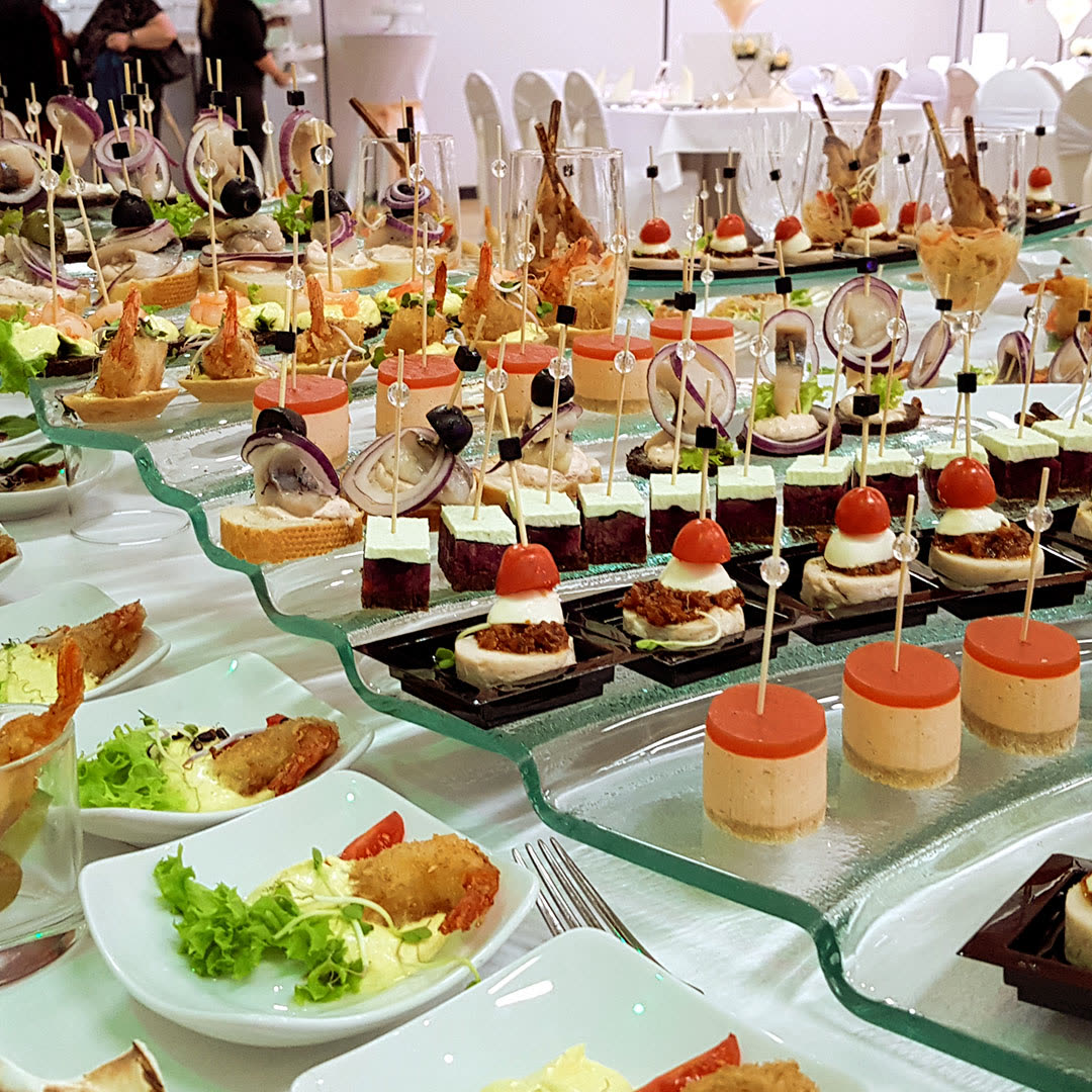 Canapés und Dessertgläser in langer Reihe