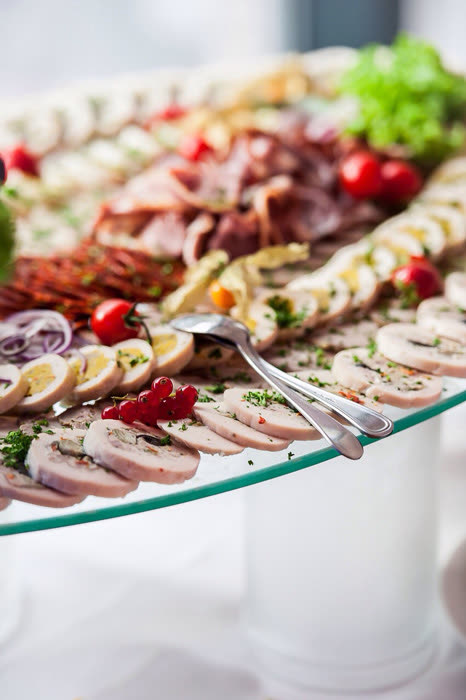 Runde Platte mit Aufschnitt und Käse