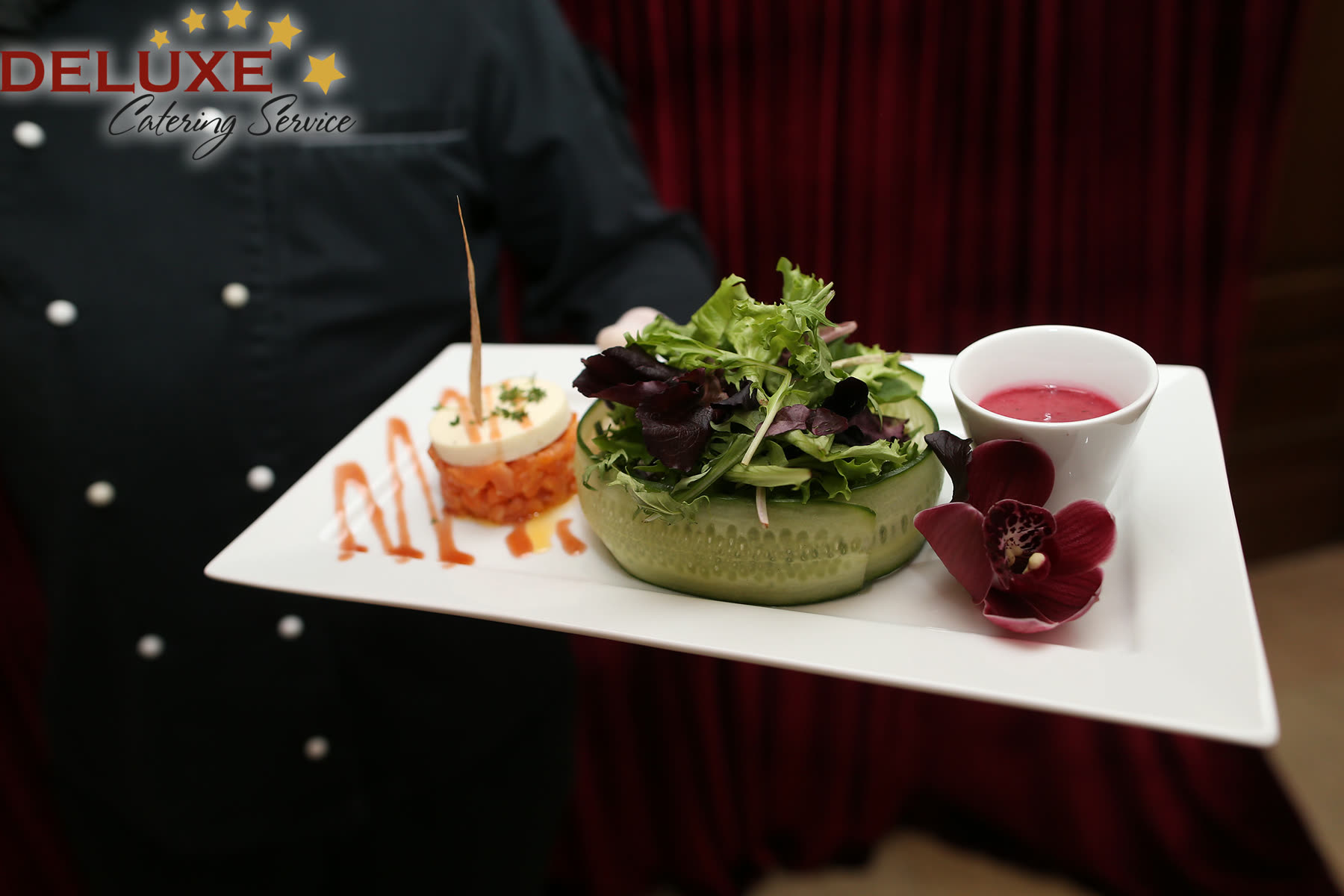 Vorspeisenteller mit Avocado-Tartar und Orchidee