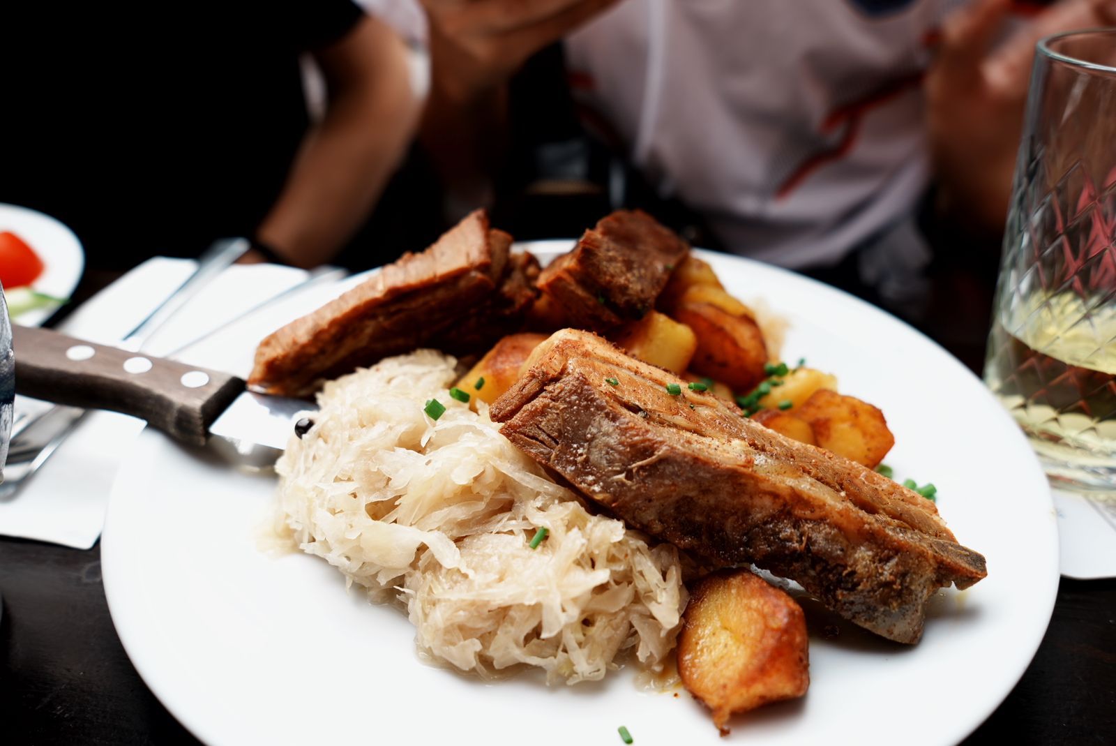 Krustenbraten mit Sauerkraut und Bratkartoffeln