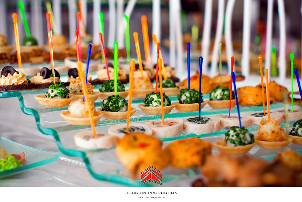 Canapés und Häppchen mit farbigen Spießen