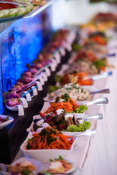 Lange Buffetreihe mit Häppchen