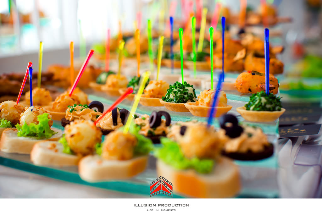 Bunte Häppchen mit Spießen auf dem Hochzeitsbuffet