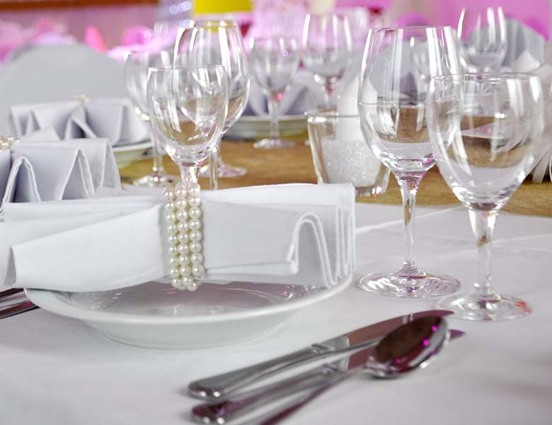 Elegant eingedeckter Platz
