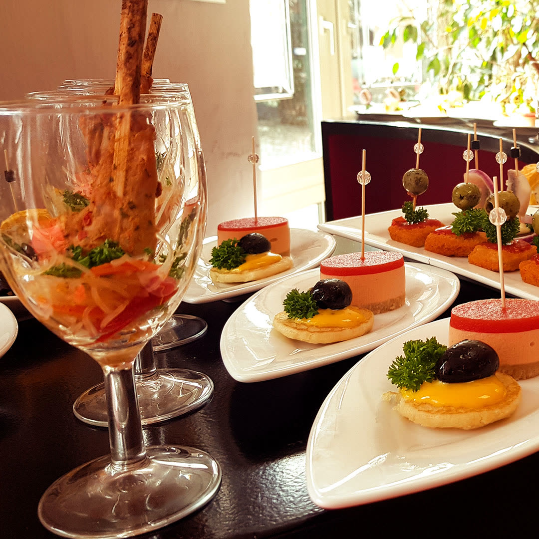 Garnelen-Cocktail im Glas mit Canapés